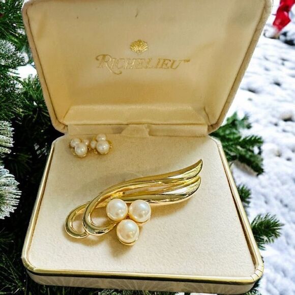 RICHELIEU NEW IN BOX Vintage Goldtone Curved Bar Pearl Brooch Earring Set Deadst - Picture 2 of 4